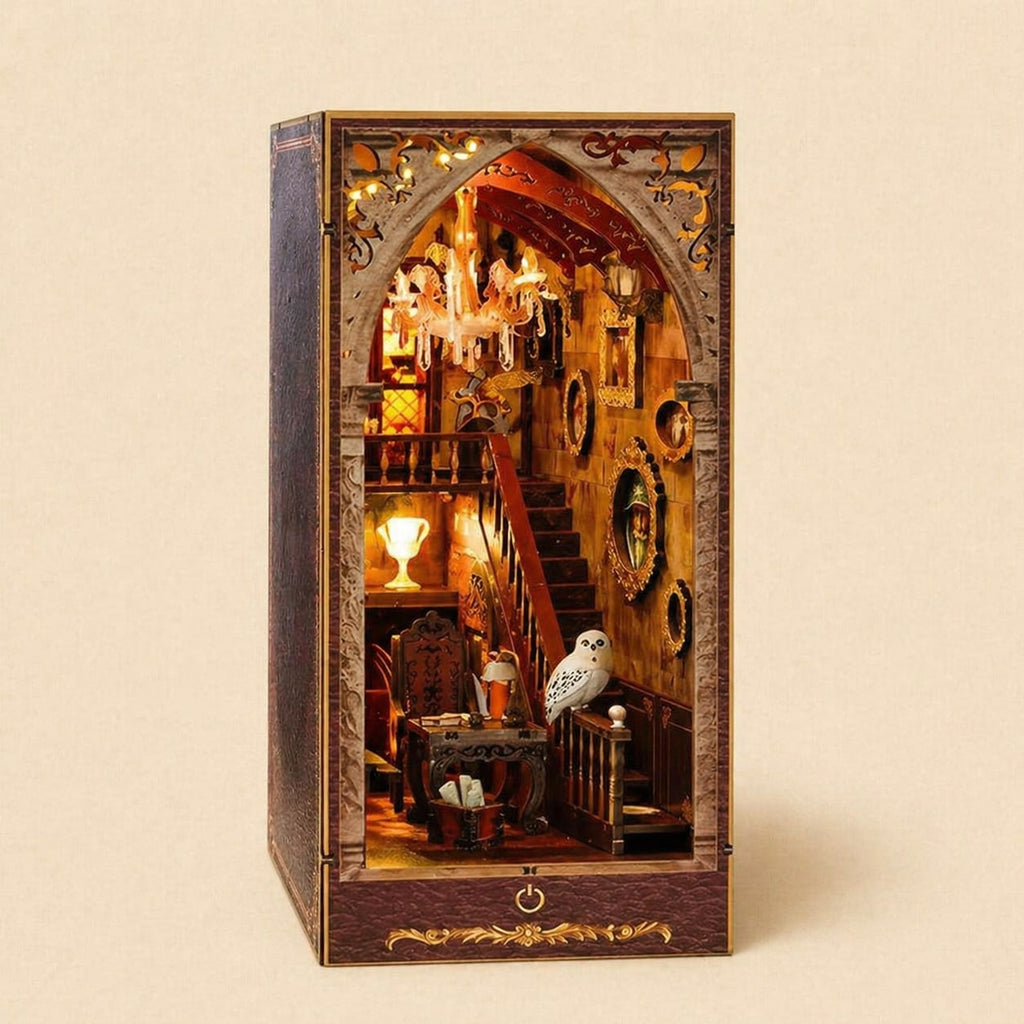Book Nook - Auditorium Magique · style Hogwarts · book nook magie · packshot premium · Nookora