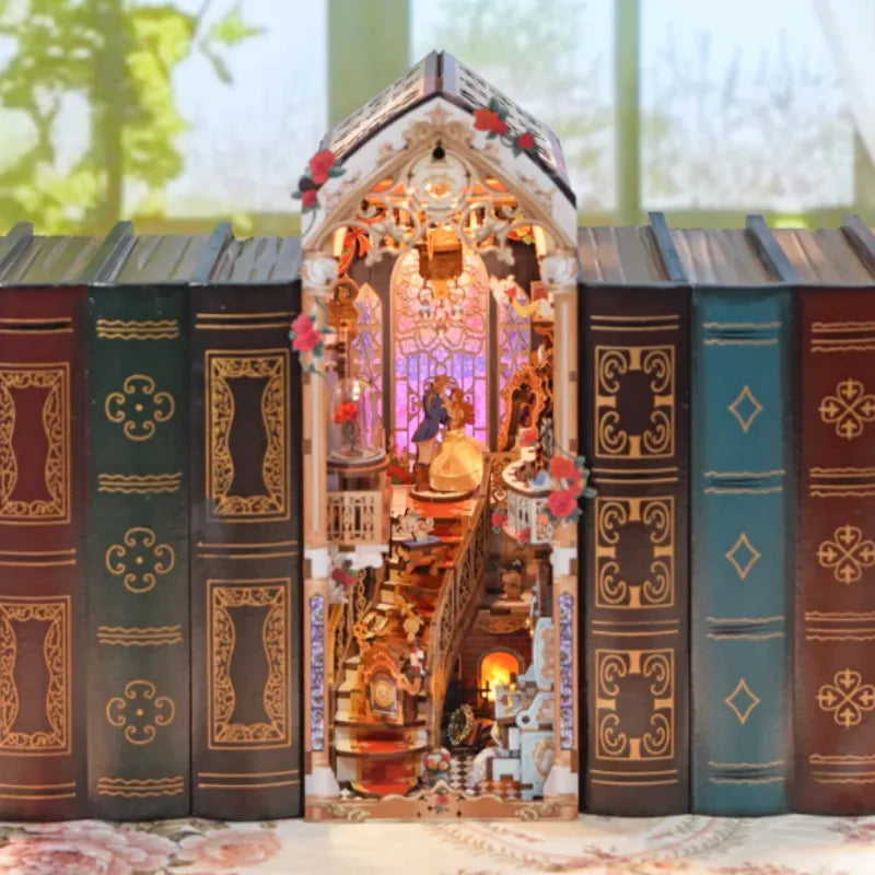 Book Nook - La Belle et la Bête · book nook · Nookora