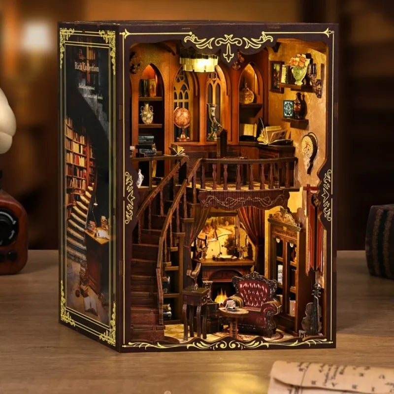 La Bibliothèque des Rimes Anciennes · book nook animaux, astronomie miniature à construire · Nookora