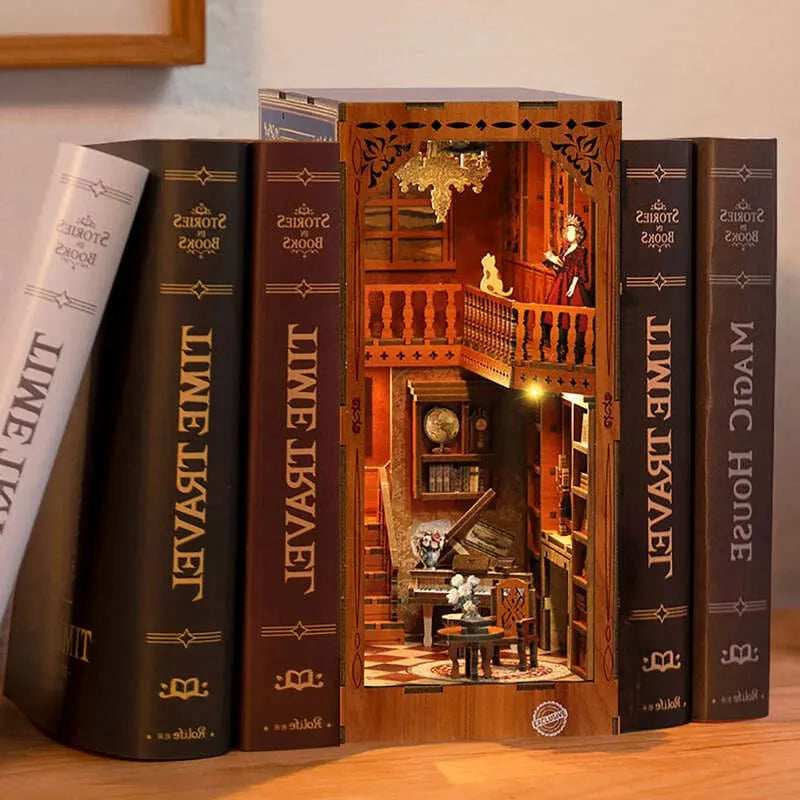 La Petite Maison des Frères Grimm · book nook animaux, astronomie miniature à construire · Nookora