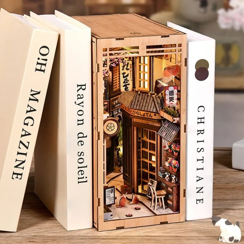 Book Nook - La Ruelle qui Attend le Chat · book nook · Nookora