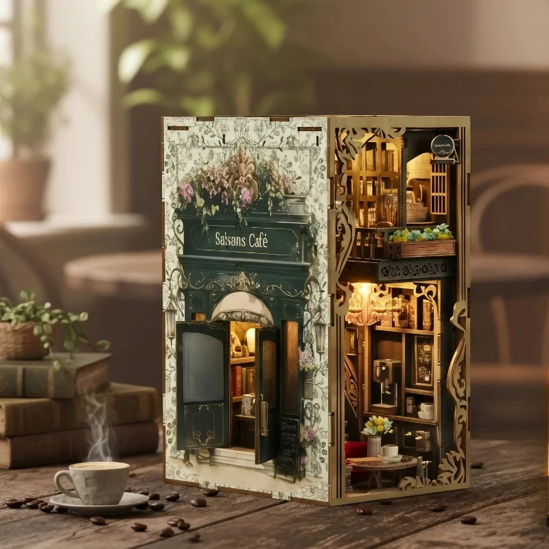 Le Café des Quatre Saisons · kit book nook amour, animaux · Nookora atelier français