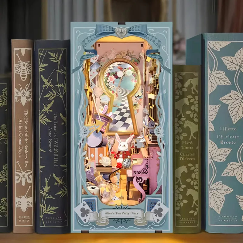 Book Nook - Le Journal du Goûter d'Alice · book nook · Nookora