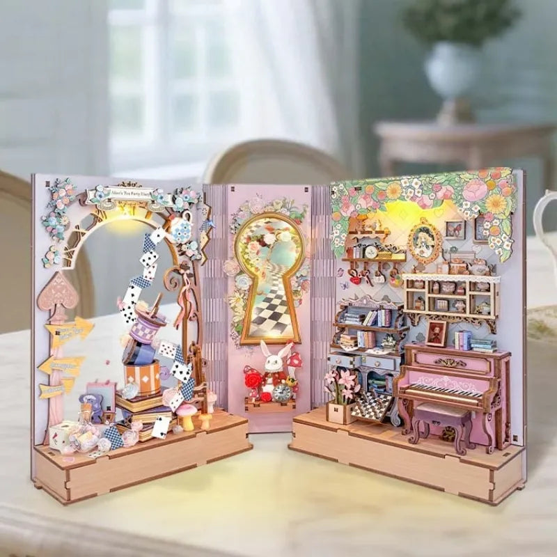 Book Nook - Le Journal du Goûter d'Alice · book nook · Nookora
