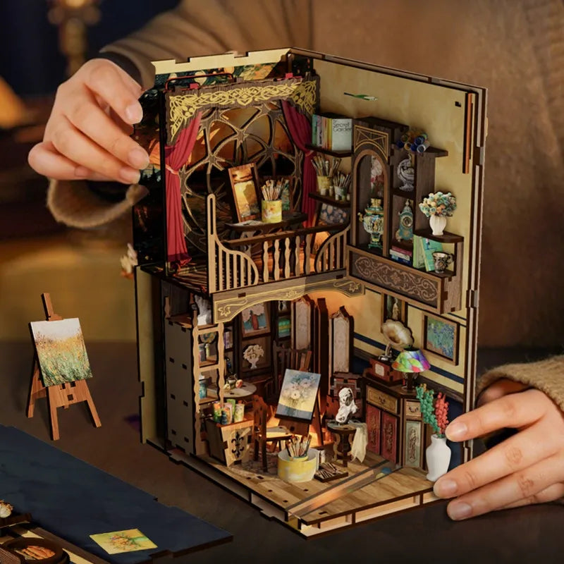Book Nook - Le Monde dans le Cadre · book nook · Nookora