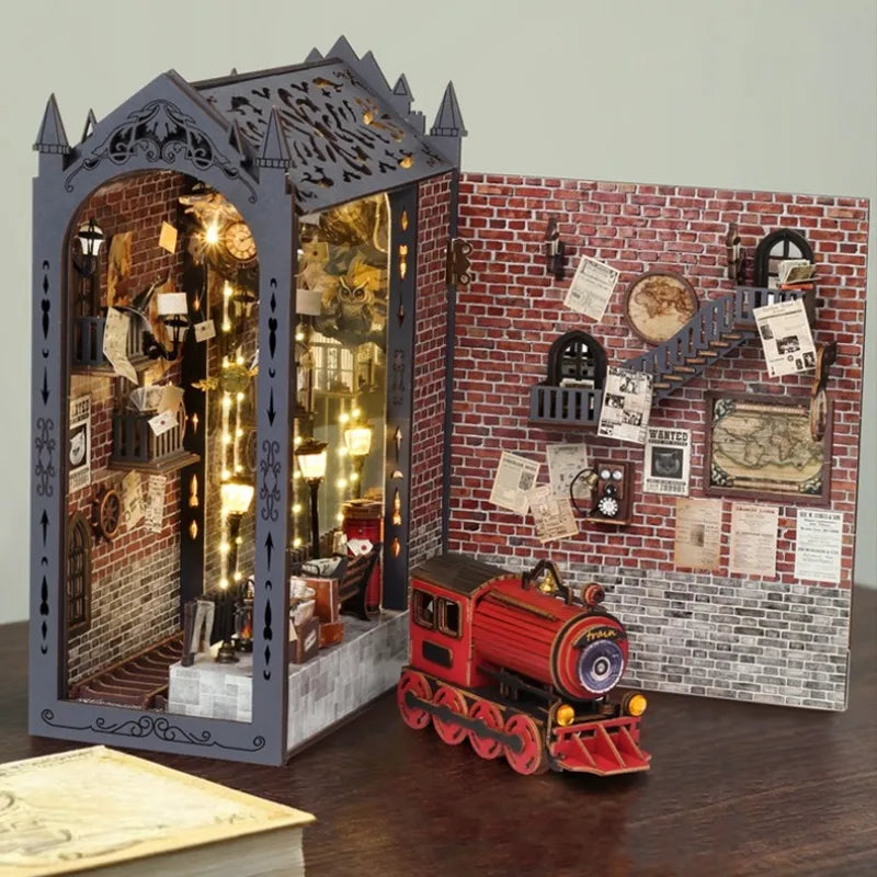 Le Quai du Train Fantastique · book nook animaux, astronomie miniature à construire · Nookora