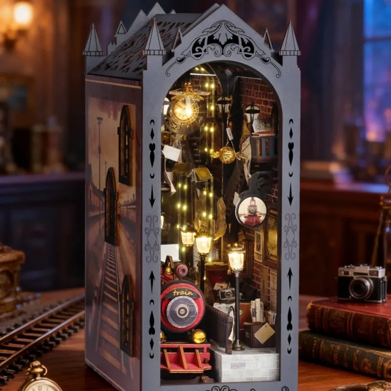 Le Quai du Train Fantastique · kit book nook animaux, astronomie · Nookora atelier français