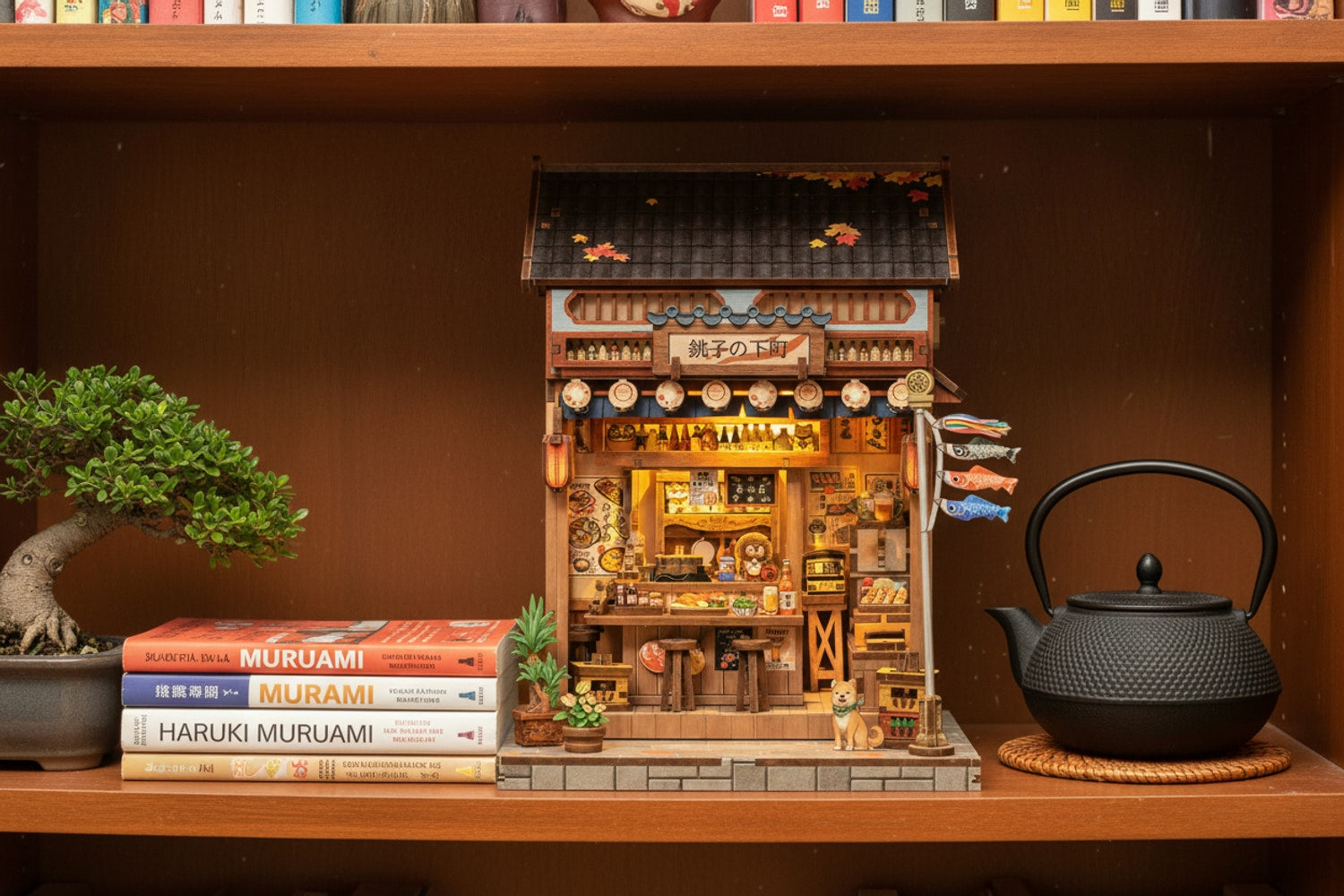 Book Nook Japonais Choshi no Shitamachi Nookora sur étagère bibliothèque avec théière japonaise fonte et bonsaï · diorama wabi-sabi